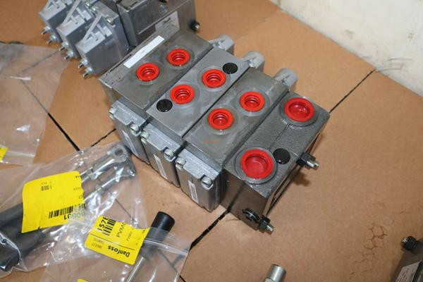 甘蔗收割机成套液压系统-柱塞泵-马达-油压分配阀-减速机等